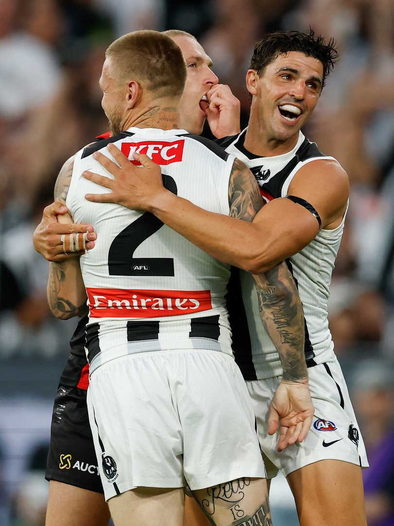 Jordan De Goey and Scott Pendlebury celebrate a goal.
