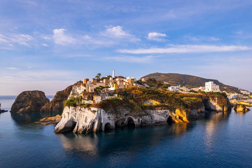 View of the cemetery of Ponza on top of a cliff overlooking the mediterranean sea, Ponza Island, Pontine archipelago, Tyrrhenian sea, Latina province, Latium, Italy Picture: Paolo Graziosi