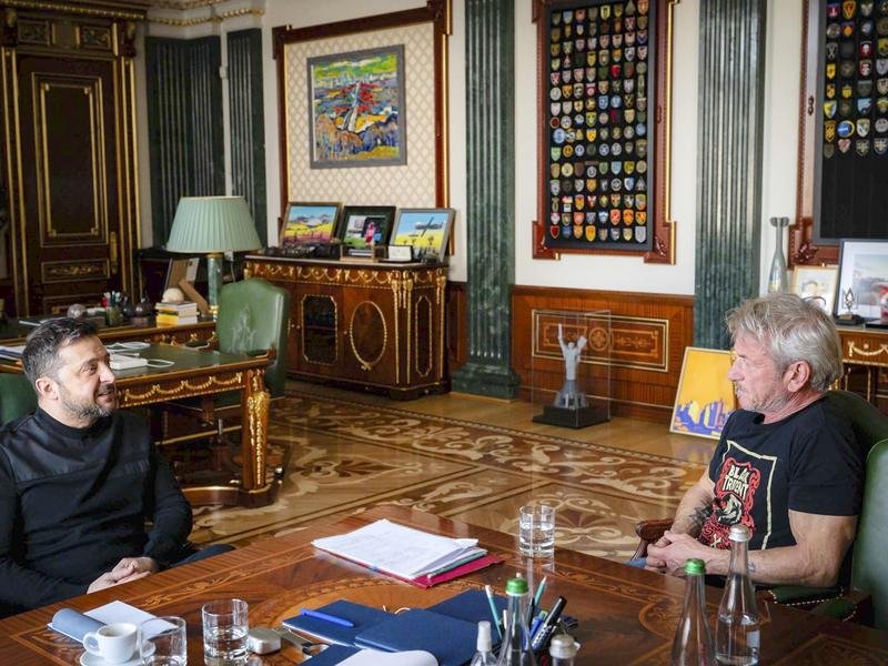 Sean Penn skipped the Oscars to meet with Volodymyr Zelenskiy in ?the presidential office. (EPA PHOTO)