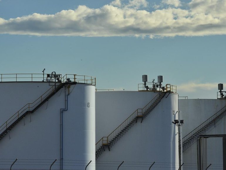 A deal to release extra petrol to regional areas has been reached by the government and fuel firms. 