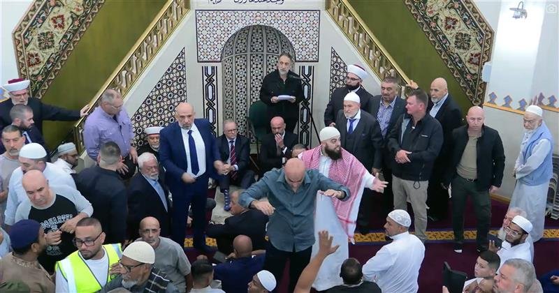 The Prime Minister has made an abrupt exit from a Western Sydney mosque after he was heckled.