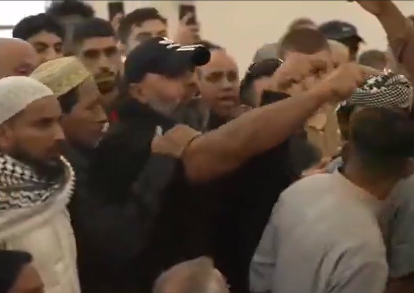 Australias Prime Minister and Home Affairs Minister have made an abrupt exit from a mosque southwest of Sydney after they were heckled.