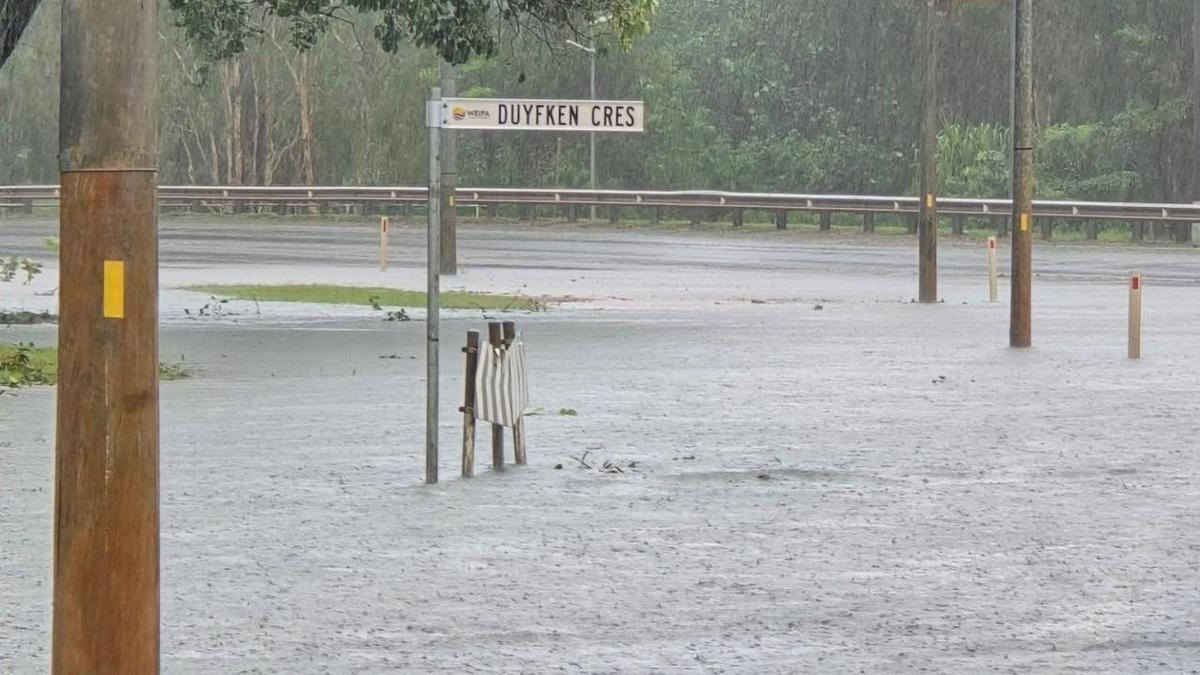 Top End braces for flooding while others batten down, ex-tropical cyclone Narelle shifts west Top End braces for flooding while others batten down, ex-tropical cyclone Narelle shifts west