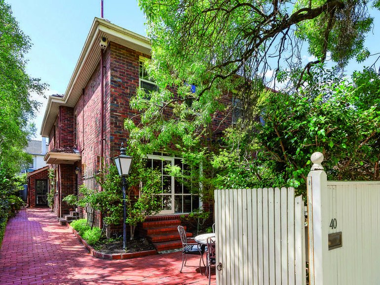 SOLD: 40 Ellerslie Place, Toorak, VIC 3142