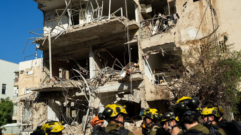 Emergency services attend the impact site of an Iranian missile on March 24, 2026 in Tel Aviv, Israel. Israel is now fighting a war on two fronts - with Hezbollah in Lebanon and against Iran - after the United States and Israel launched a joint attack on Iran early on February 28th. (Photo by Erik Marmor/Getty Images)