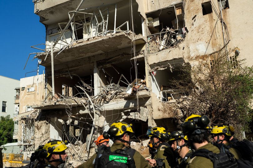 TEL AVIV, ISRAEL - MARCH 24: Emergency services attend the impact site of an Iranian missile on March 24, 2026 in Tel Aviv, Israel. Israel is now fighting a war on two fronts - with Hezbollah in Lebanon and against Iran - after the United States and Israel launched a joint attack on Iran early on February 28th. (Photo by Erik Marmor/Getty Images)