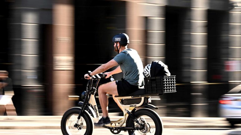NSW Police could be given the power to seize and destroy illegal e-bikes. (Dan Himbrechts/AAP PHOTOS)