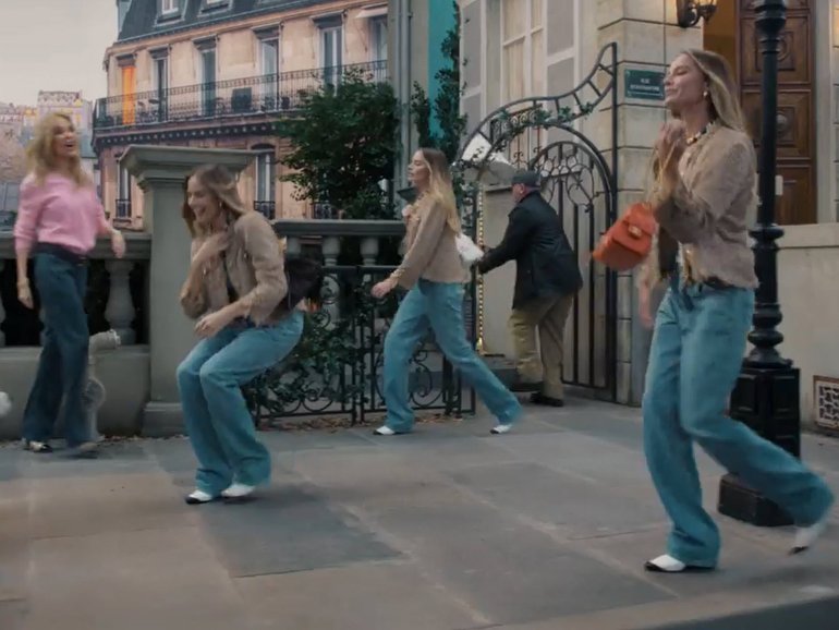 Starring Margot Robbie and pop icon Kylie Minogue, the CHANEL 25 handbag campaign shines a light on the new Mini format. 25 years after the release of the singer’s “Come Into My World” music video, French director Michel Gondry returns behind the camera to offer a contemporary interpretation. Michel Gondry