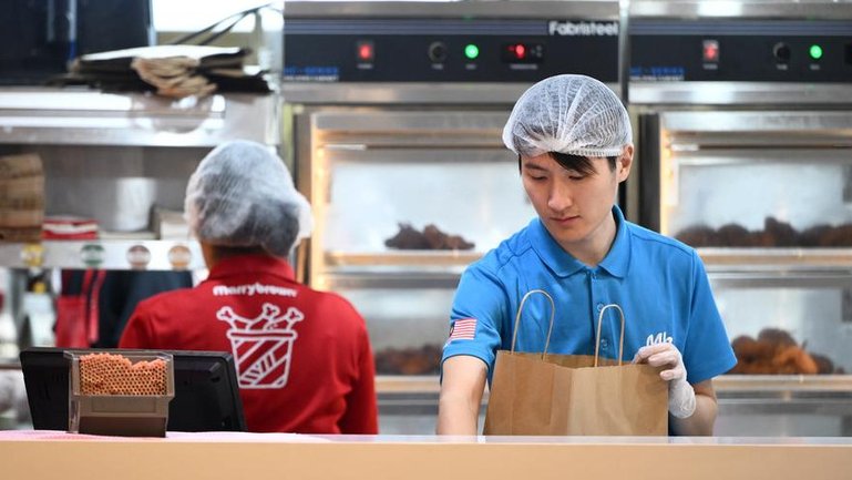Younger workers have received a boost from a wage decision by the Fair Work Commission. (Joel Carrett/AAP PHOTOS)