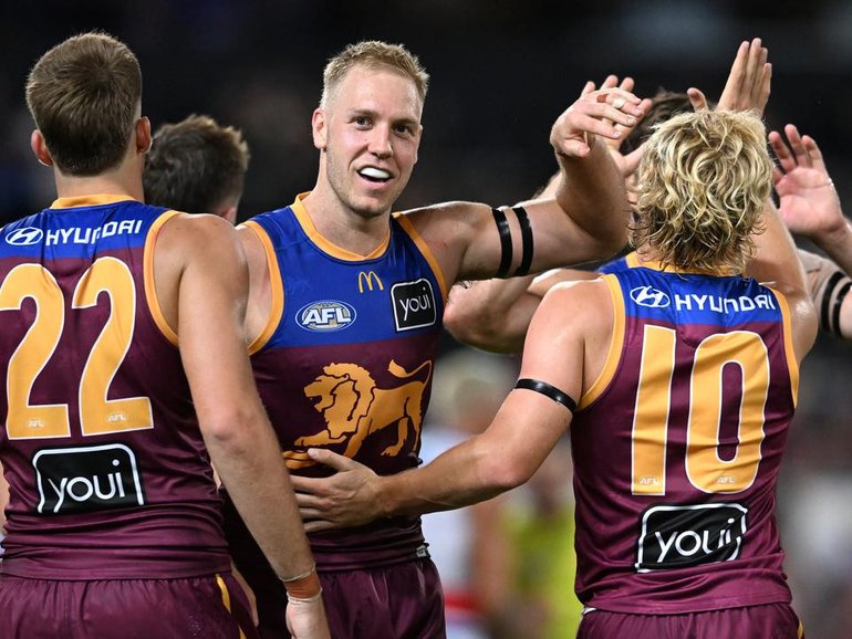 Oscar Allen (centre) has overcome plenty during his AFL career and a Magpies challenge is next. (Darren England/AAP PHOTOS)