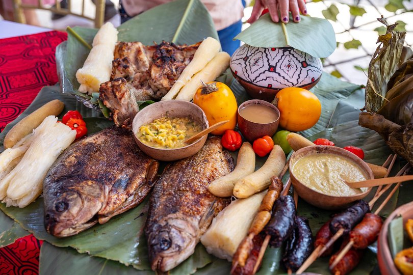 Dish native to the Peruvian jungle that resembles a very large tamale with rice, chicken or chicken and egg, among other variations. 