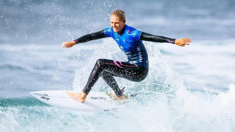 Stephanie Gilmore bombs out in first round on World Surf League comeback Stephanie Gilmore bombs out in first round on World Surf League comeback