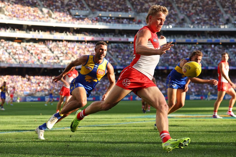 PERTH, AUSTRALIA - APRIL 04: Isaac Heeney of the Swans in action during the round four AFL match between West Coast Eagles and Sydney Swans at Optus Stadium, on April 04, 2026, in Perth, Australia. (Photo by Paul Kane/Getty Images)