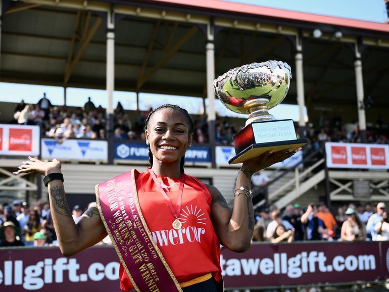 Sha'Carri Richardson with the spoils of victory at the Stawell Gift.  (Joel Carrett/AAP PHOTOS)