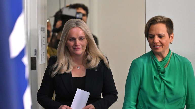 Ruth Higgins SC (left) is the first woman to be appointed as Australia's solicitor-general. (Mick Tsikas/AAP PHOTOS)
