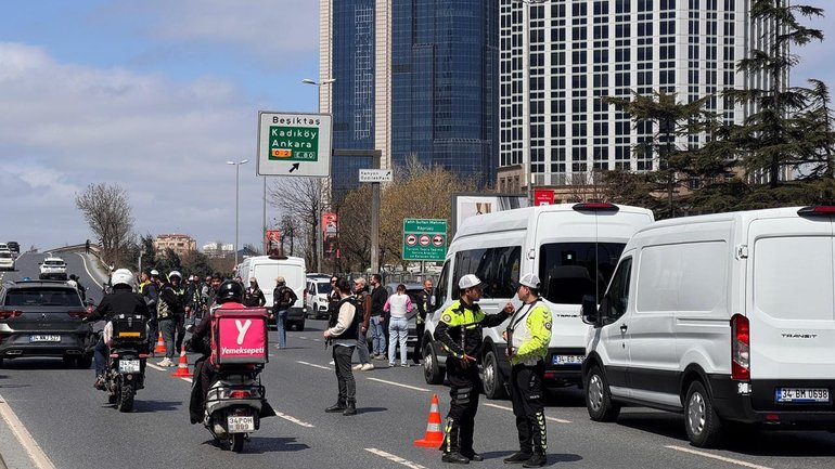 Three gunmen had a shootout police near the building that houses the Israeli consulate in Istanbul.