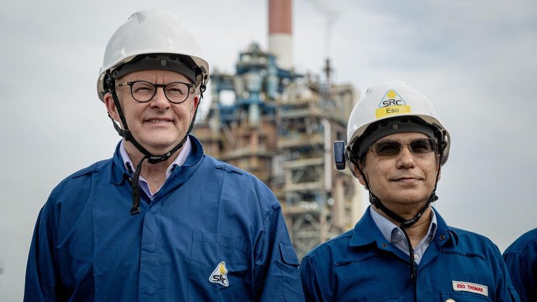 Anthony Albanese has locked in a supply deal with Singapore, one of Australia's top fuel providers. (Tom White/AAP PHOTOS)