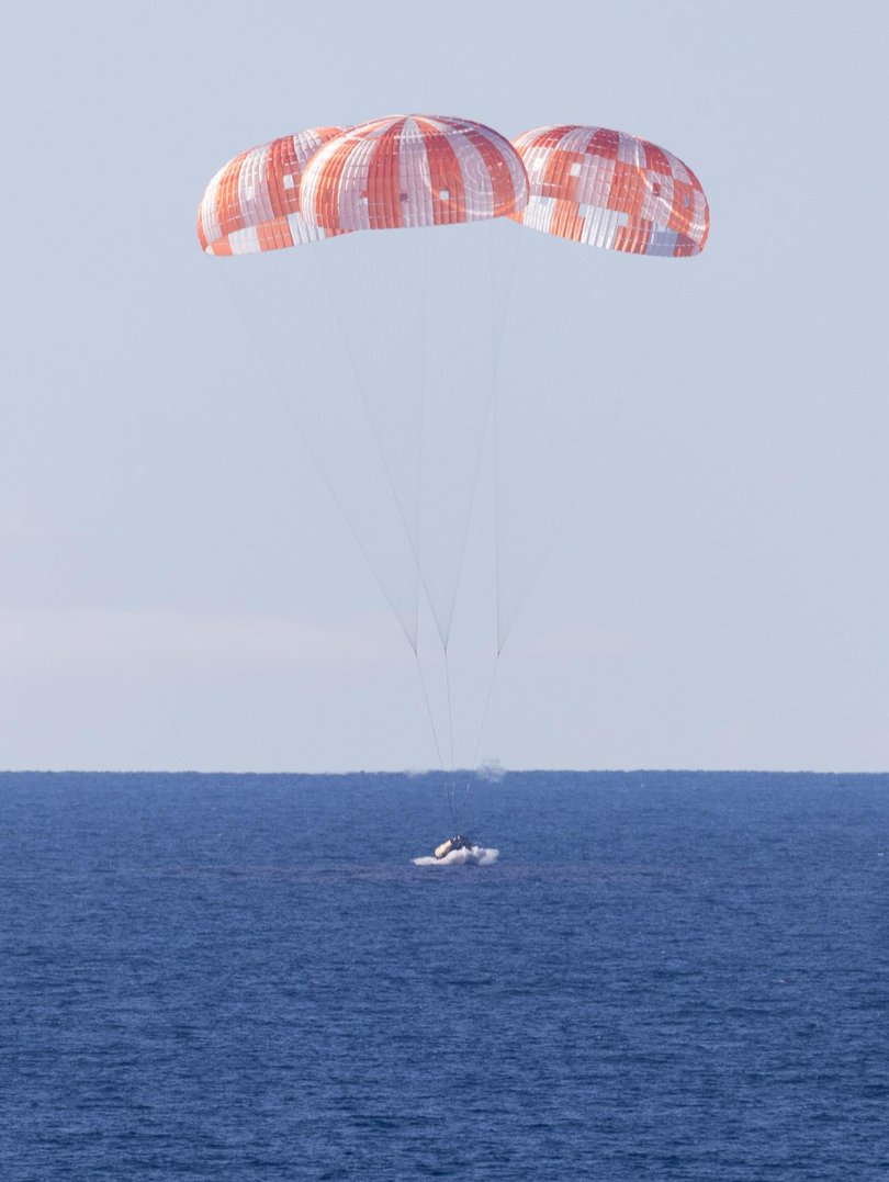 NASA’s Orion spacecraft with Artemis II crewmembers NASA astronauts Reid Wiseman, commander; Victor Glover, pilot; Christina Koch, mission specialist; and CSA (Canadian Space Agency) astronaut Jeremy Hansen, mission specialist aboard is seen as it lands in the Pacific Ocean off the coast of California, Friday, April 10, 2026.