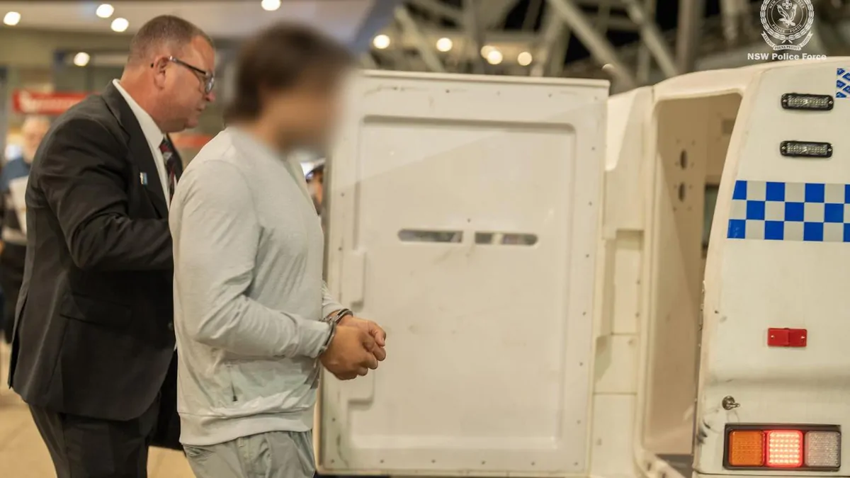 Man extradited from Perth to Sydney over alleged shopping centre scam targeting elderly women Man extradited from Perth to Sydney over alleged shopping centre scam targeting elderly women