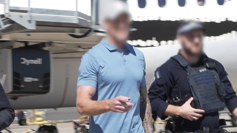 The public nature of the arrest has sparked criticism. 