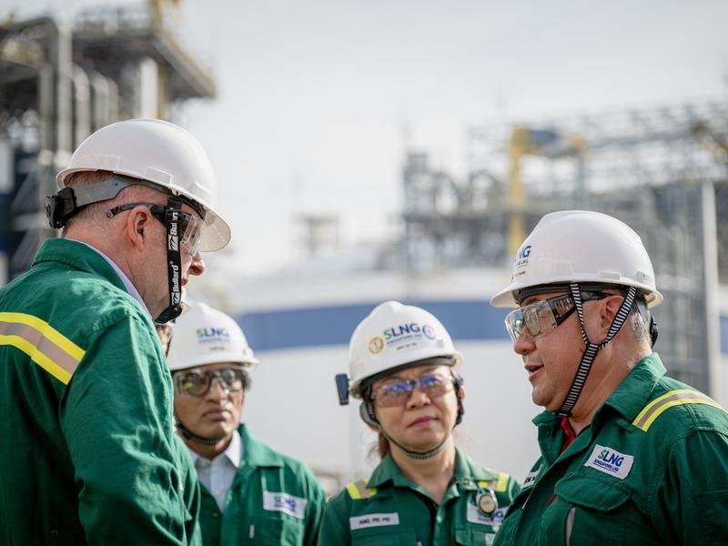 Anthony Albanese has locked in a supply deal with Singapore, one of Australia's top fuel providers. (Tom White/AAP PHOTOS)