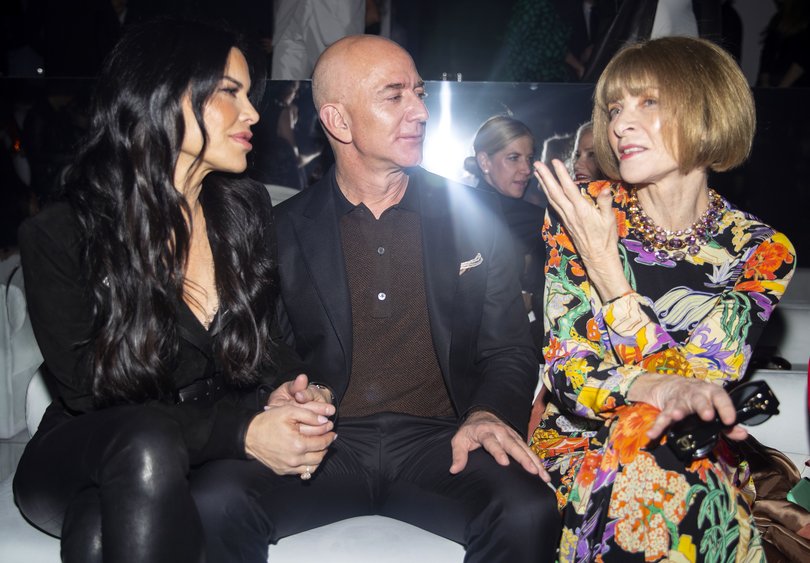  The couple chat with Anna Wintour.