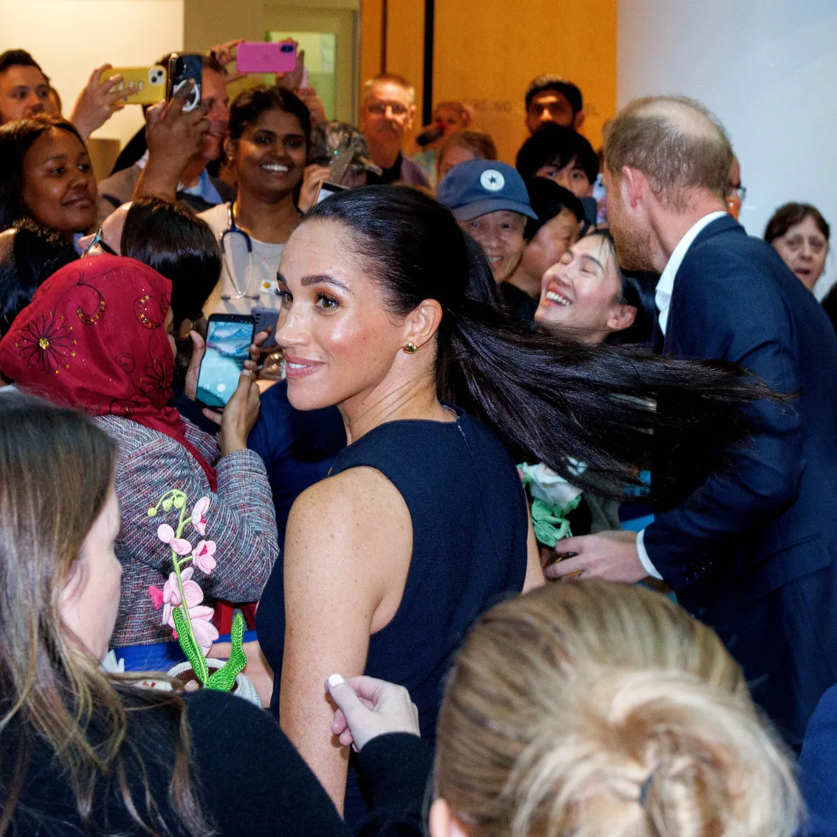 Meghan Markle and Prince Harry arrive in Melbourne on Qantas commercial  flight, reportedly flying first class | The Nightly