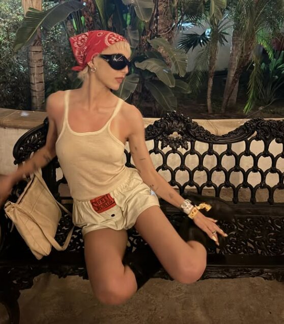 The podcast host stripped down to basics, but stayed on trend with a western-style red bandana.