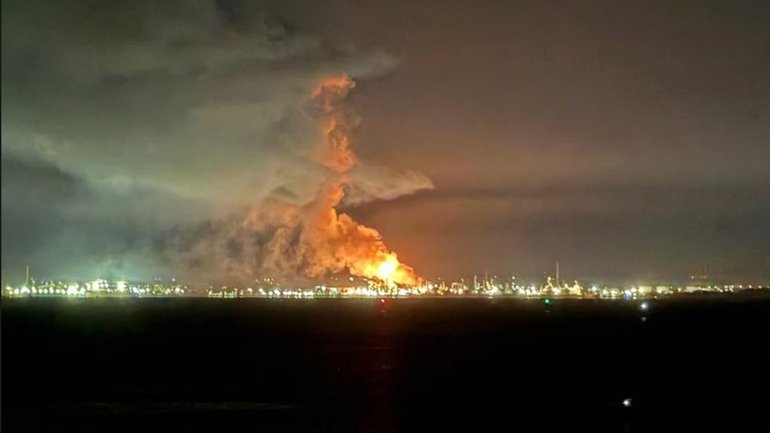 The fire at the Geelong oil refinery. 