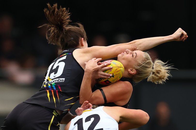 Sarah Hosking of the Tigers marks the ball under pressure from Georgia Knight of the Magpies last year.