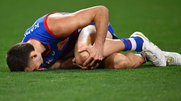 Sam Darcy has appeared to suffer a serious knee injury. 