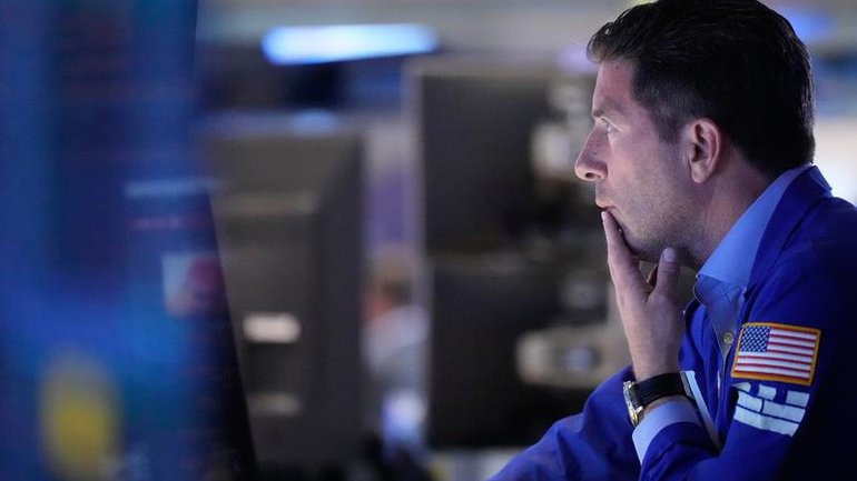 Consumer discretionary and communication services shares fell the most at the start of trading. 