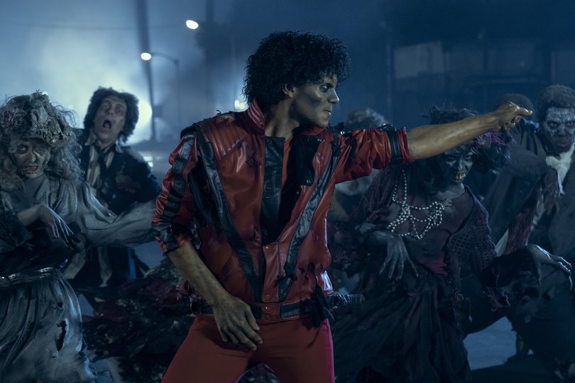 Michael recreates the filming of the Thriller video.