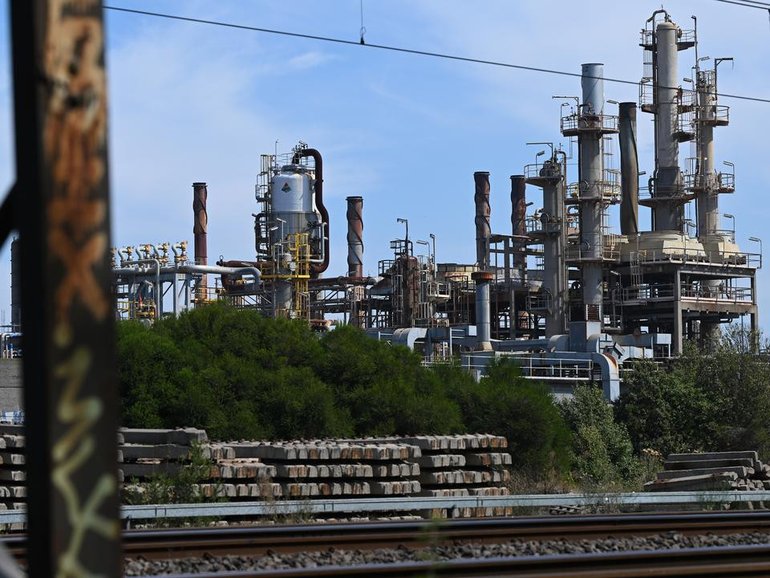 Gas exporters are set to face a parliamentary inquiry over the tax they pay. 