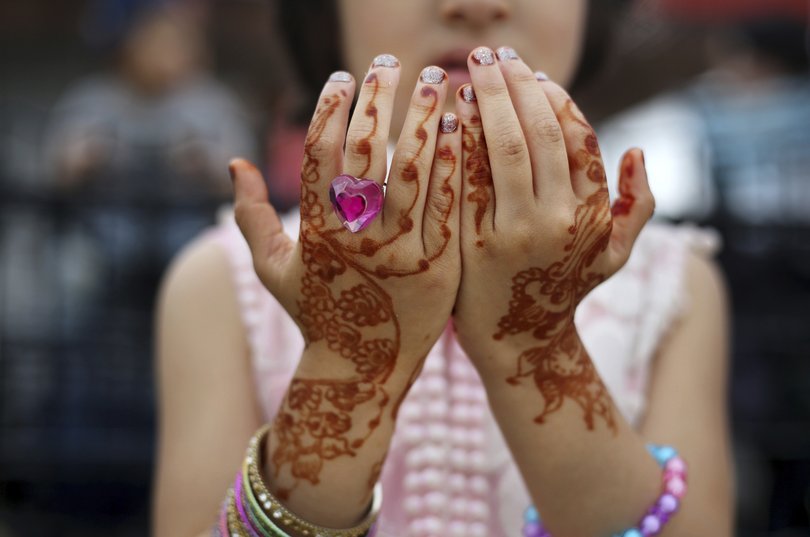 Traditional henna dye appears more orange or rust-coloured when it is on the skin. 