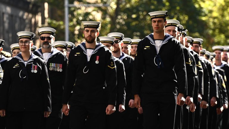 Servicemen and women, past and present, have taken part in the Anzac Day march in Sydney. (Dan Himbrechts/AAP PHOTOS)