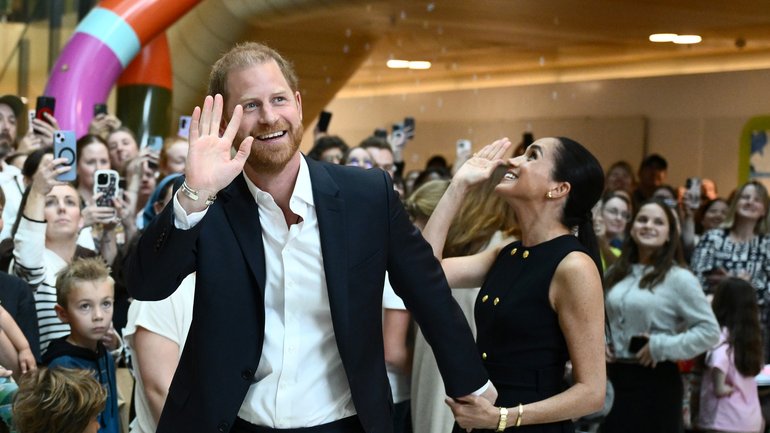 Prince Harry and Meghan greet children during their visit to the Royal Children’s Hospital in Melbourne. 