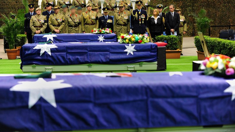 The coffins of Tim Aplin, Ben Chuck and Scott Palmer arrive at RAAF Base Richmond from Afghanistan, where they were met by the Chief of Defence Force, Angus Houston, and the Chief of Army, Lieutenant General Ken Gillespie.