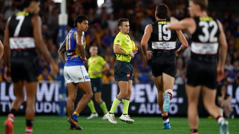 Play was halted and called back in a controversial moment on Sunday.