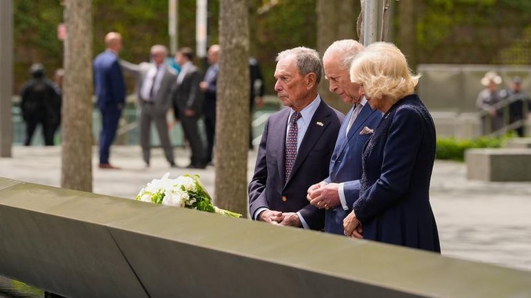 Former mayor Michael Bloomberg has walked the King and Queen to a New York reflecting pool. 