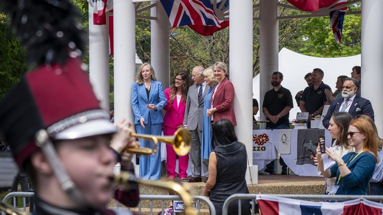 From left, Virginia Governo Abigail Spanberger, Front Royal Mayor Lori Athey Cockrell, King Charles III and Queen Camilla. 