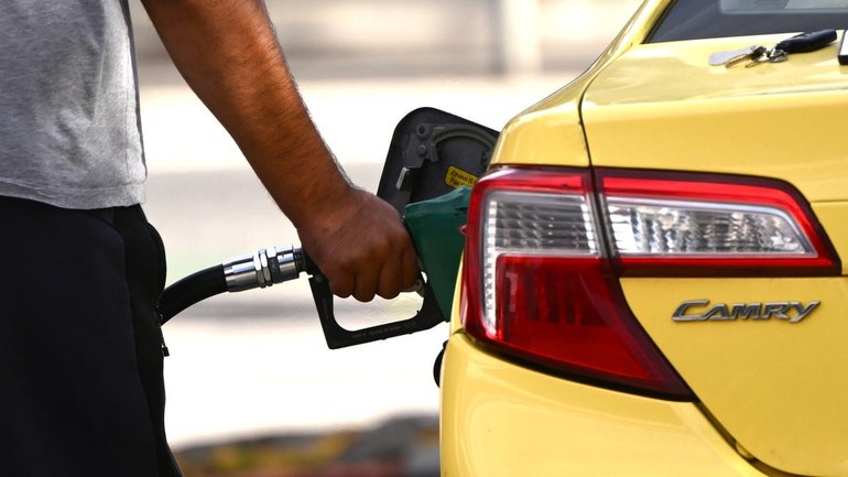 The cut to the fuel excise slashed the cost of petrol, but it's unclear how long it will continue. (Joel Carrett/AAP PHOTOS)