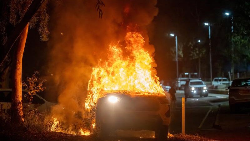 Alice Springs remains volatile following riots after a man was arrested over a child's death. (Rhett Hammerton/AAP PHOTOS)