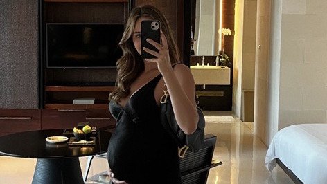 Tess Crosley pregnant with her son.