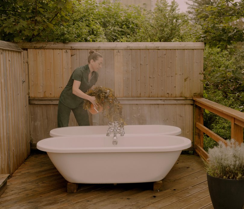 Niamh Ní Chuaig prepares an outdoors seaweed bath at Connemara Seaweed Baths. 