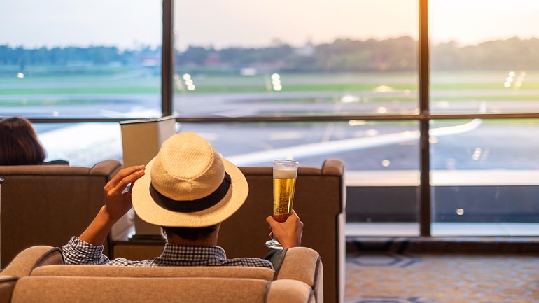 The CEO of a major airline is calling for a cap on pre-flight drinks at airport bars.