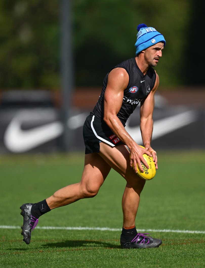 Scott Pendlebury of the Magpies kicks.