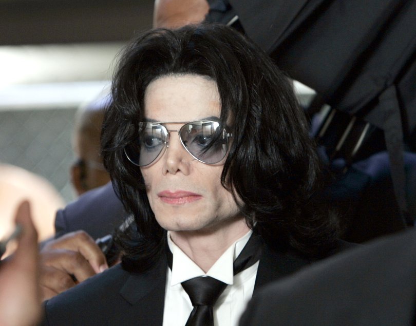 Michael Jackson prepares to enter the Santa Barbara County Superior Court to hear the verdict read in his child molestation case June 13, 2005 in Santa Maria, California. 
