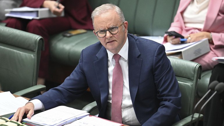 The Albanese government has drawn scorn from political rivals after tabling its response to the Murphy report on gambling reform in the shadow of the budget.