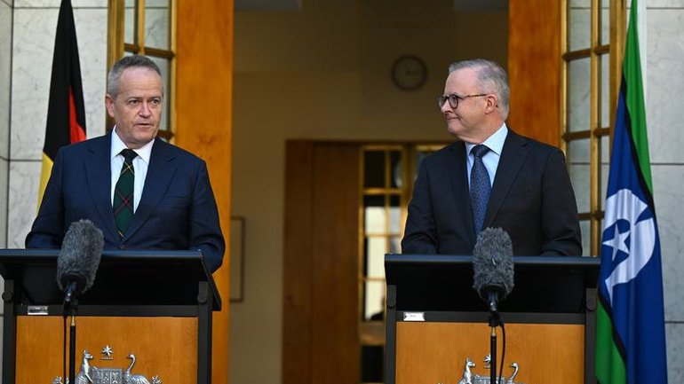 Bill Shorten says the federal government is doing the right thing in changing negative gearing. 
